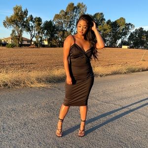 🔥1 Left Meet “Lush” 👗 🖤Black Midi Dress